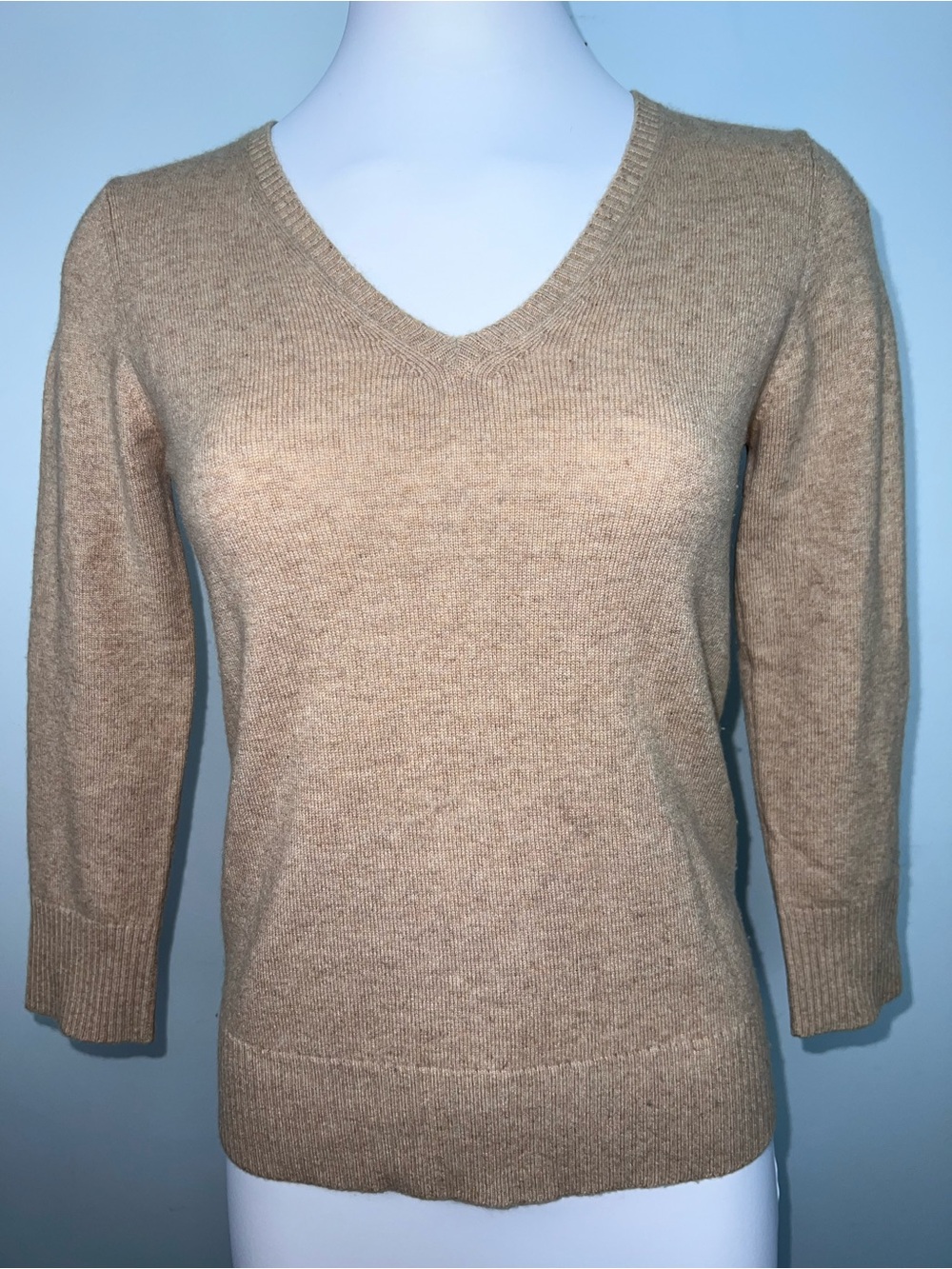 Henri Bendel 100% Cashmere Sweater Medium Camel Beige V Neck Luxury Knit - Picture 1 of 8